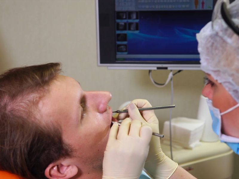 muškarac kod stomatologa na vađenju umnjaka