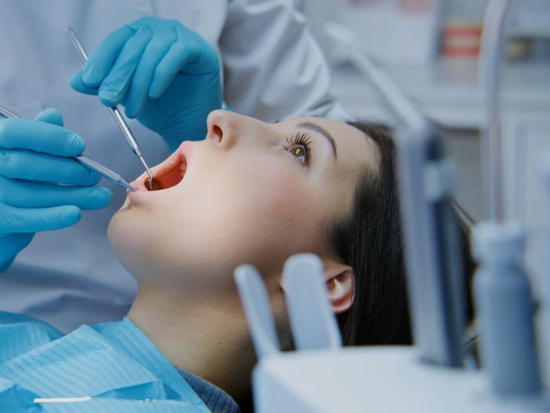 ženska osoba kod zubara na lečenju fistule