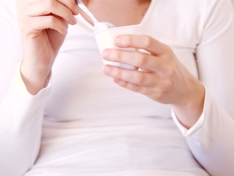 devojka jede voćni jogurt