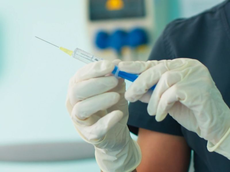 doktorka drži šric pun anestezije u ruci