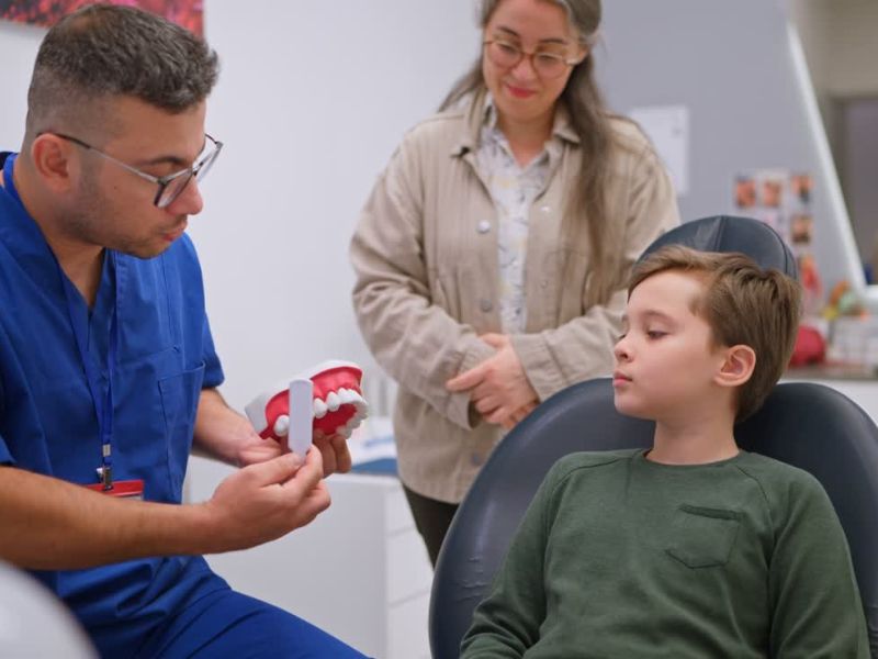 dečak sa mamom kod stomatologa uči kako se pravilno peru zubi