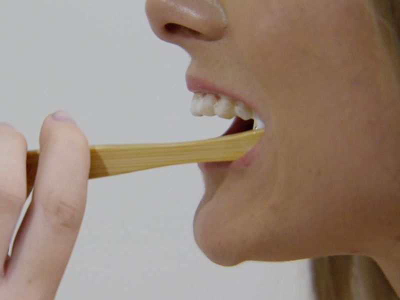 devojka pere zube sa sodom bikarbonom