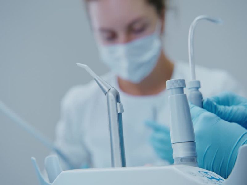 prikaz stomatologa i njegovog alata